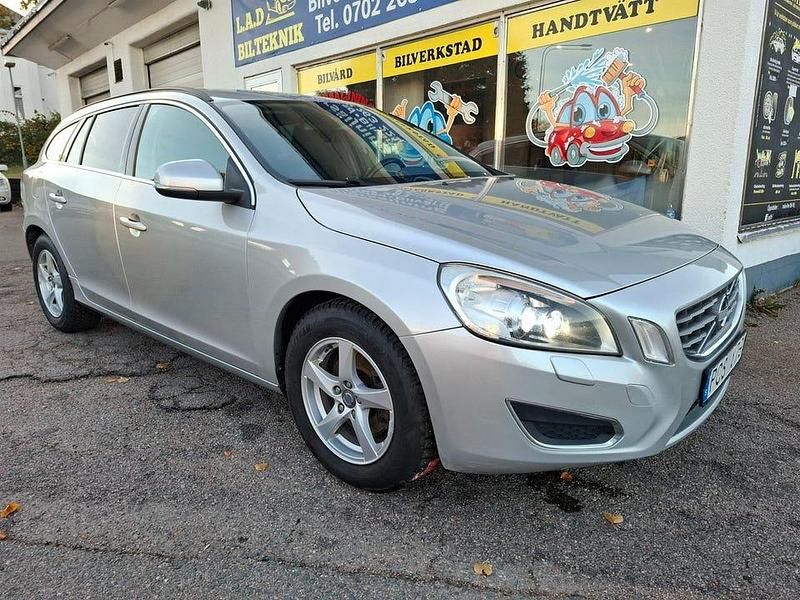 Ljusgrå Begagnad 2012 Volvo V60 Momentum Kombi | 87 000 kr (Marknadspris) - Bild 1/4