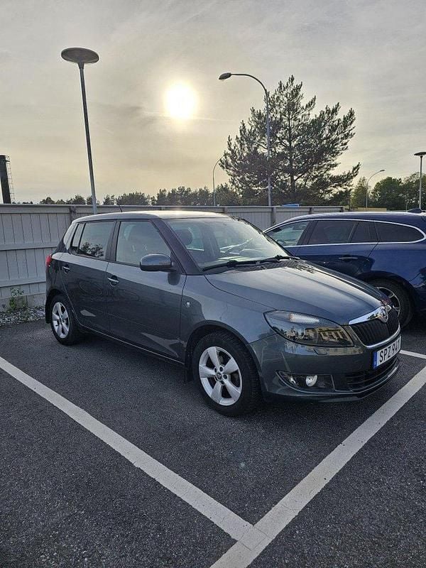 Silver Begagnad 2015 Skoda Fabia Halvkombi | 69 000 kr (Marknadspris) - Bild 1/4