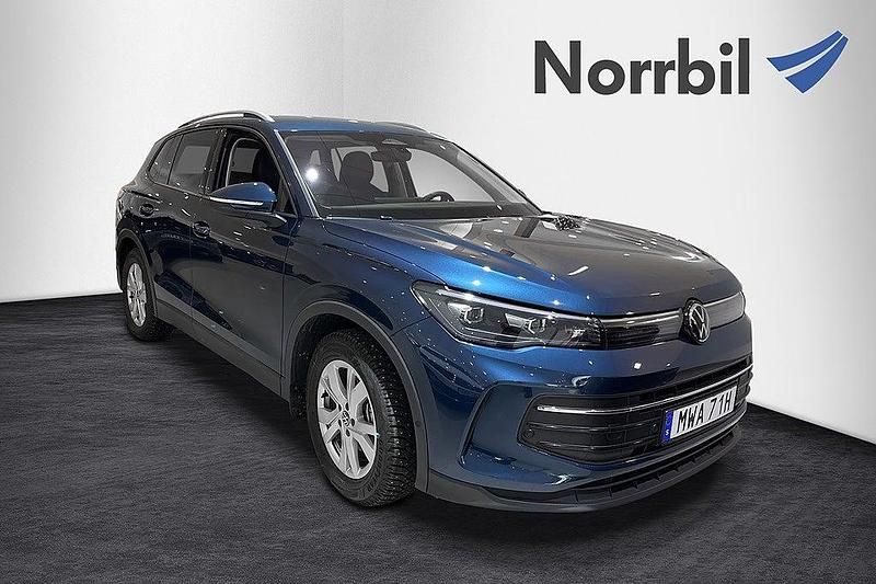 Mörkblå Begagnad 2024 VW Tiguan Edition SUV | 369 900 kr (Lite dyr) - Bild 1/4