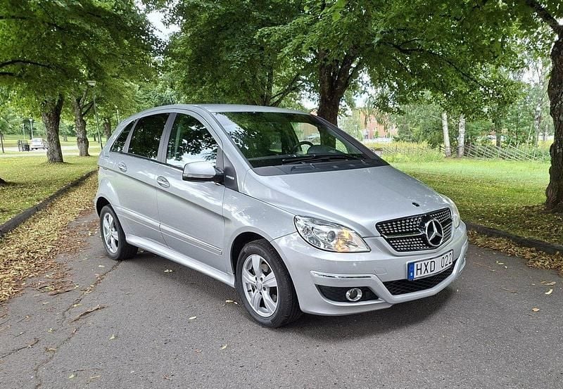 Silver Begagnad 2010 Mercedes 180 Sedan | 55 900 kr (Marknadspris) - Bild 1/4