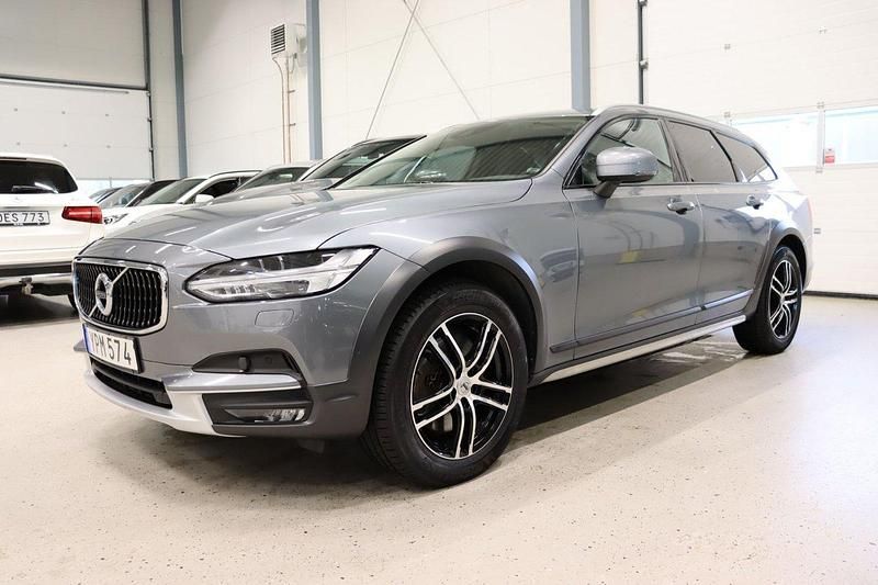 Grå Begagnad 2018 Volvo V90 CC Momentum Kombi | 308 900 kr - Bild 1/4