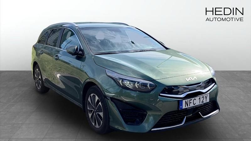 Grön (green) Begagnad 2023 Kia Ceed Sportswagon Advance Kombi | 269 900 kr (Marknadspris) - Bild 1/4