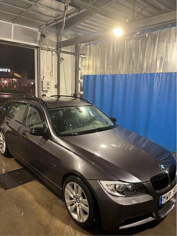 Grå Begagnad 2007 BMW 330 Comfort Edition Kombi | 74 999 kr (Marknadspris) - Bild 1/4