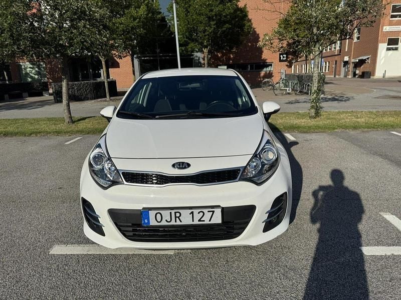 Vit Begagnad 2016 Kia Rio Halvkombi | 104 000 kr (Marknadspris) - Bild 1/4