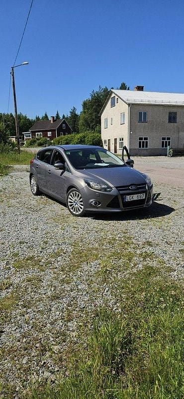 Brun Begagnad 2011 Ford Focus Titanium Halvkombi | 38 000 kr (Superpris) - Bild 1/4