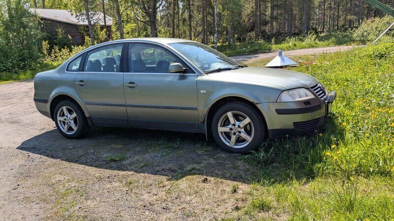 Grön Begagnad 2003 VW Passat Sedan | 12 000 kr (Marknadspris) - Bild 1/4