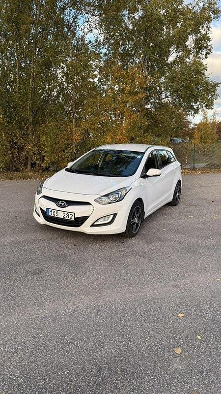 Vit Begagnad 2013 Hyundai i30 Kombi | 69 999 kr (Marknadspris) - Bild 1/4