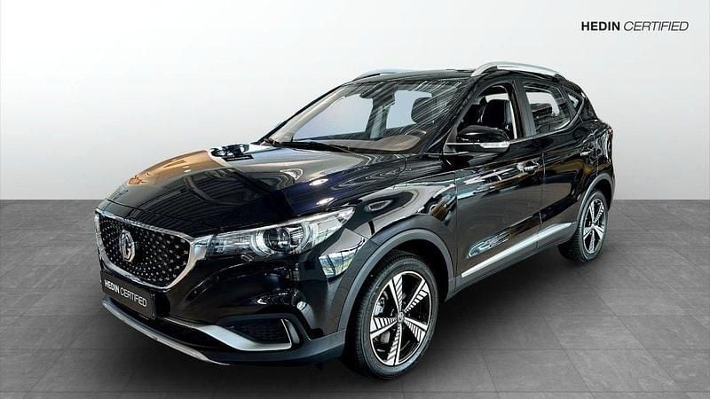 Svart (black) Begagnad 2021 MG ZS Luxury Sedan | 149 900 kr (Superpris) - Bild 1/4