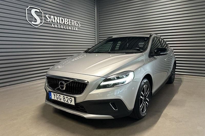 Silver Begagnad 2016 Volvo V40 CC Momentum Kombi | 189 500 kr (Marknadspris) - Bild 1/4