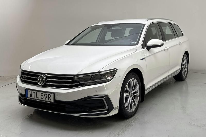 Vit Begagnad 2020 VW Passat | 200 000 kr - Bild 1/4