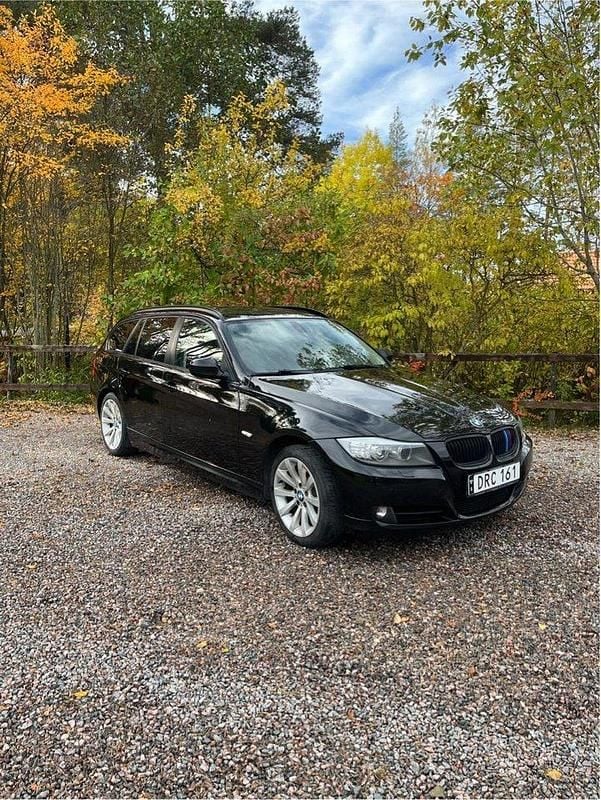 Svart Begagnad 2011 BMW 318 Kombi | 70 000 kr (Marknadspris) - Bild 1/4