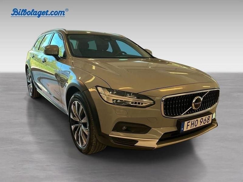 Grå Begagnad 2024 Volvo V90 CC Plus Kombi | 469 800 kr (Marknadspris) - Bild 1/4