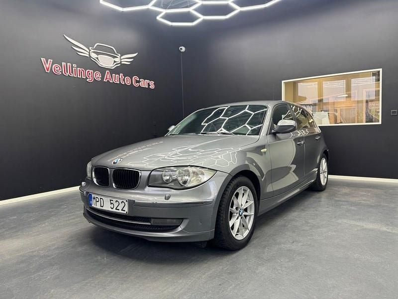 Grå Begagnad 2010 BMW 120 Advantage Halvkombi | 59 900 kr (Bra pris) - Bild 1/4