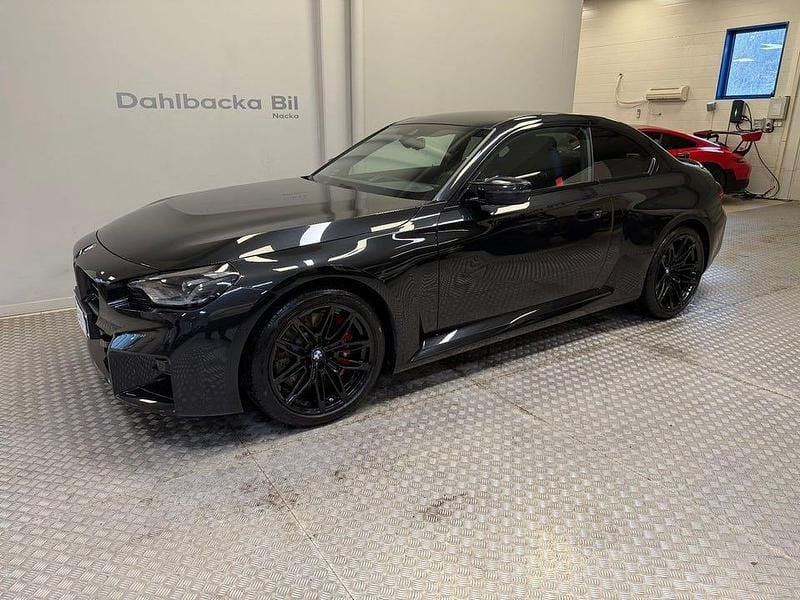 Svart Begagnad 2023 BMW M2 Comfort Edition Sportkupé | 699 000 kr (Marknadspris) - Bild 1/4
