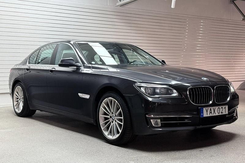 Mörkgrå Begagnad 2015 BMW 740 Comfort Edition Sedan | 239 000 kr - Bild 1/4