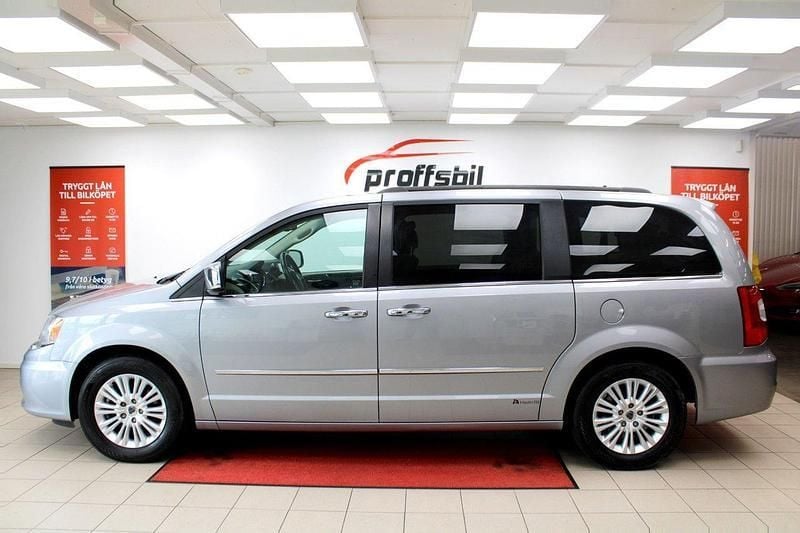 Grå Begagnad 2014 Lancia Voyager Minibuss | 144 900 kr (Marknadspris) - Bild 1/4