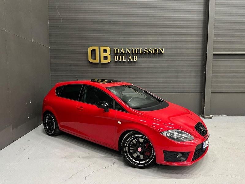 Röd Begagnad 2012 Cupra Leon Halvkombi | 119 800 kr (Superpris) - Bild 1/4