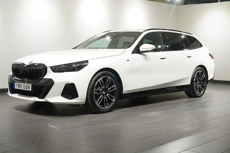 Vit Begagnad 2025 BMW 520 M Sport Kombi | 618 800 kr (Marknadspris) - Bild 1/4