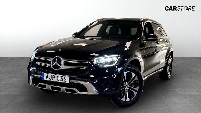 Svart (black) Begagnad 2022 Mercedes GLC300e SUV | 374 900 kr (Superpris) - Bild 1/4