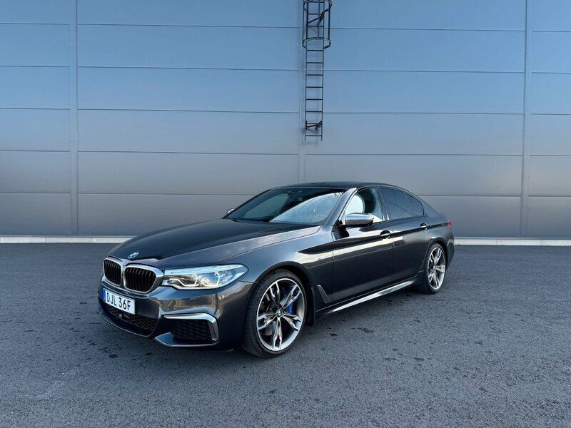 Grå Begagnad 2020 BMW M550 Sedan | 649 000 kr (Marknadspris) - Bild 1/4