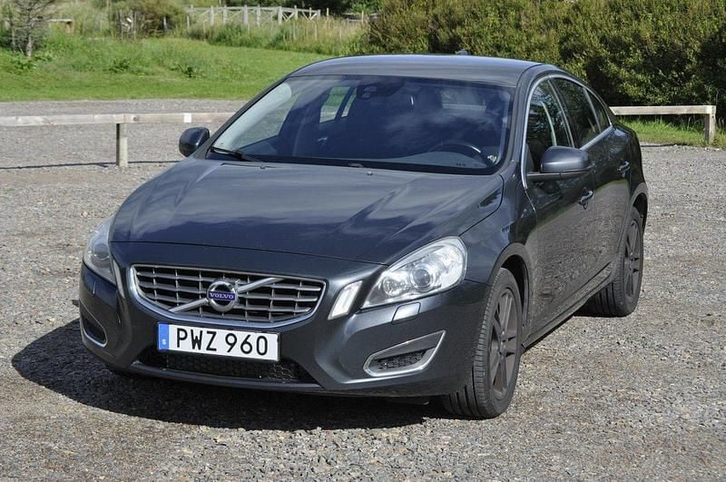 Grå Begagnad 2013 Volvo S60 Momentum Sedan | 83 000 kr (Marknadspris) - Bild 1/4