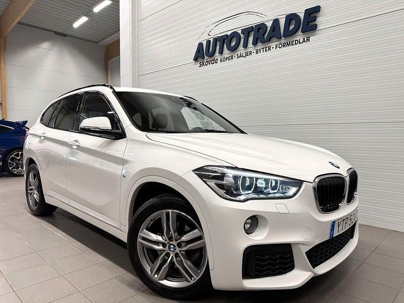 Vit Begagnad 2018 BMW X1 M Sport SUV | 199 900 kr (Marknadspris) - Bild 1/4