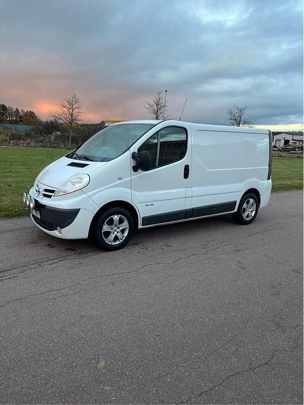 Vit Begagnad 2013 Nissan Primastar Minibuss | 75 000 kr (Lite dyr) - Bild 1/4