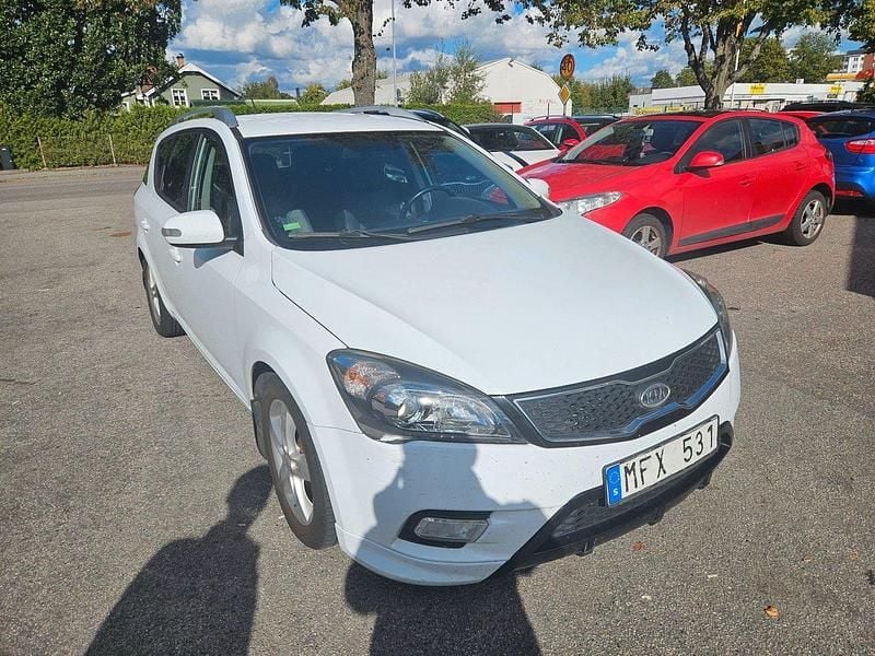 Vit Begagnad 2011 Kia Ceed Sportswagon Kombi | 42 500 kr (Marknadspris) - Bild 1/4