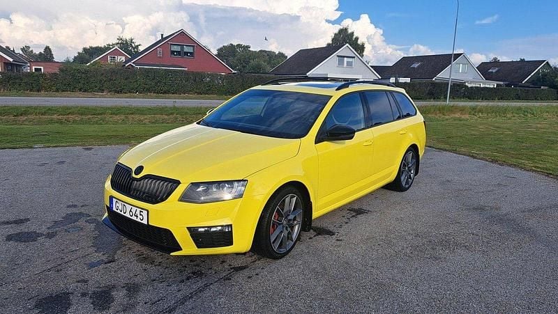 Gul Begagnad 2015 Skoda Octavia RS Kombi | 105 000 kr (Marknadspris) - Bild 1/4