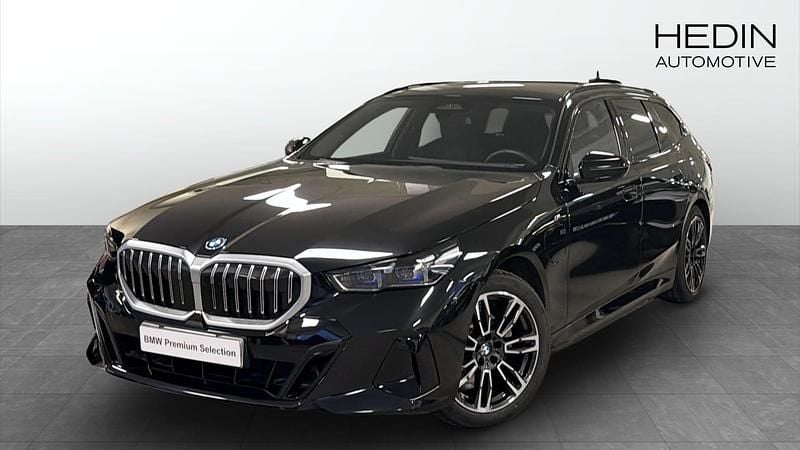 Svart Begagnad 2025 BMW 530e M Sport Kombi | 609 700 kr (Superpris) - Bild 1/4