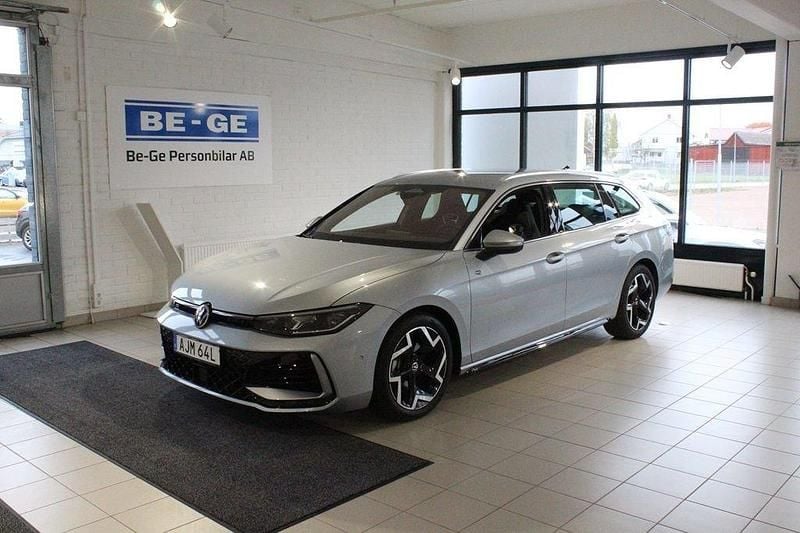 Silver Begagnad 2024 VW Passat R-line Kombi | 379 900 kr (Dyr) - Bild 1/4