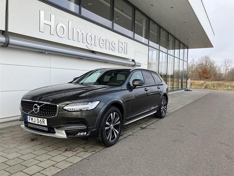 Mörkgrå Begagnad 2019 Volvo V90 CC SE Kombi | 359 500 kr (Marknadspris) - Bild 1/3