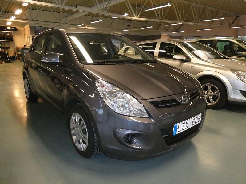 Mörkgrå (grå) Begagnad 2012 Hyundai i20 Select Halvkombi | 64 800 kr (Marknadspris) - Bild 1/4