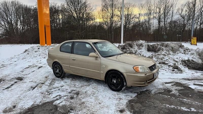 Begagnad Hyundai Accent 105 HK (77 kW) 2003 Gul Halvkombi