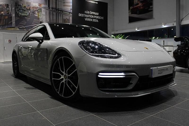 Ljusgrå Begagnad 2023 Porsche Panamera Platinum Edition Kombi | 1 055 000 kr - Bild 1/4