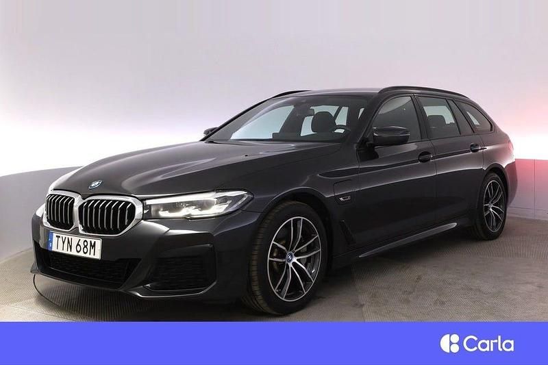 Grå Begagnad 2022 BMW 530 M Sport Kombi | 407 900 kr - Bild 1/3