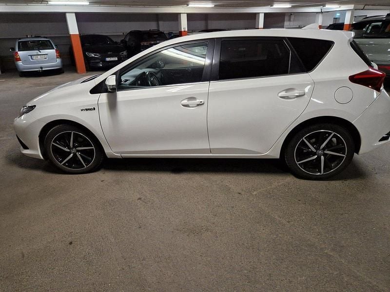 Vit Begagnad 2018 Toyota Auris Hybrid Comfort Halvkombi | 189 000 kr (Marknadspris) - Bild 1/4