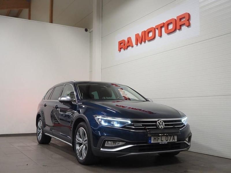 Blå Begagnad 2020 VW Passat Alltrack Kombi | 239 900 kr (Marknadspris) - Bild 1/3