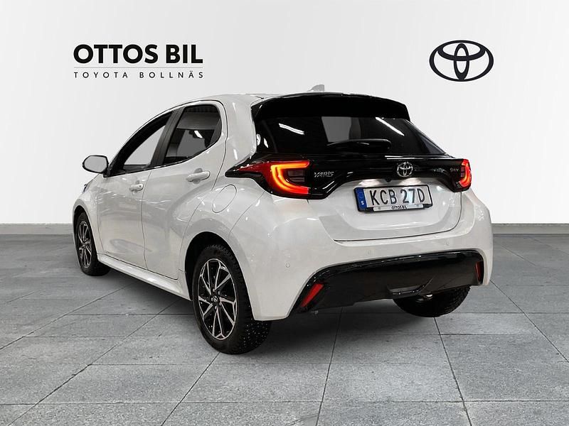 Begagnad Toyota Yaris Hybrid Style 132 HK (97 kW) 2024 Vit Halvkombi