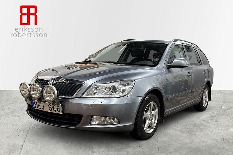 Grå Begagnad 2013 Skoda Octavia Kombi | 119 900 kr (Dyr) - Bild 1/4
