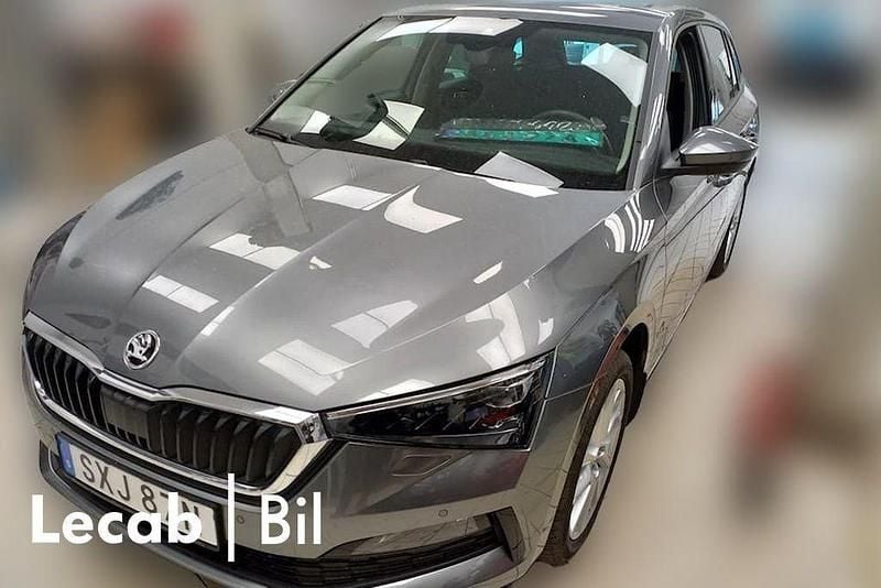 Grå (graphite grey metallic) Begagnad 2023 Skoda Scala Halvkombi | 229 500 kr (Marknadspris) - Bild 1/1