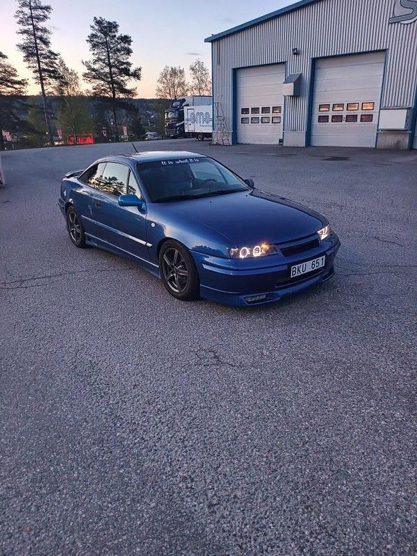 Blå metalic Begagnad 1997 Opel Calibra Sportkupé | 60 000 kr - Bild 1/4