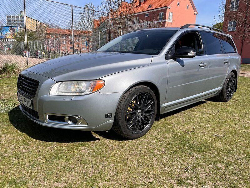 Silver Begagnad 2010 Volvo V70 R-Design Kombi | 99 500 kr (Lite dyr) - Bild 1/4