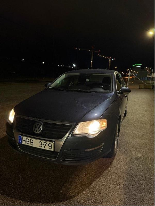 Grå Begagnad 2008 VW Passat Sportline Sedan | 17 500 kr (Superpris) - Bild 1/4