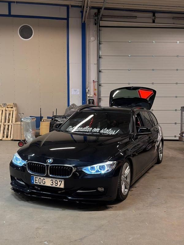 Begagnad BMW 318 150 HK (110 kW) 2013 Sapphire black