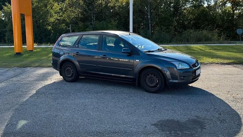 Grå Begagnad 2006 Ford Focus Kombi | 19 800 kr (Marknadspris) - Bild 1/4