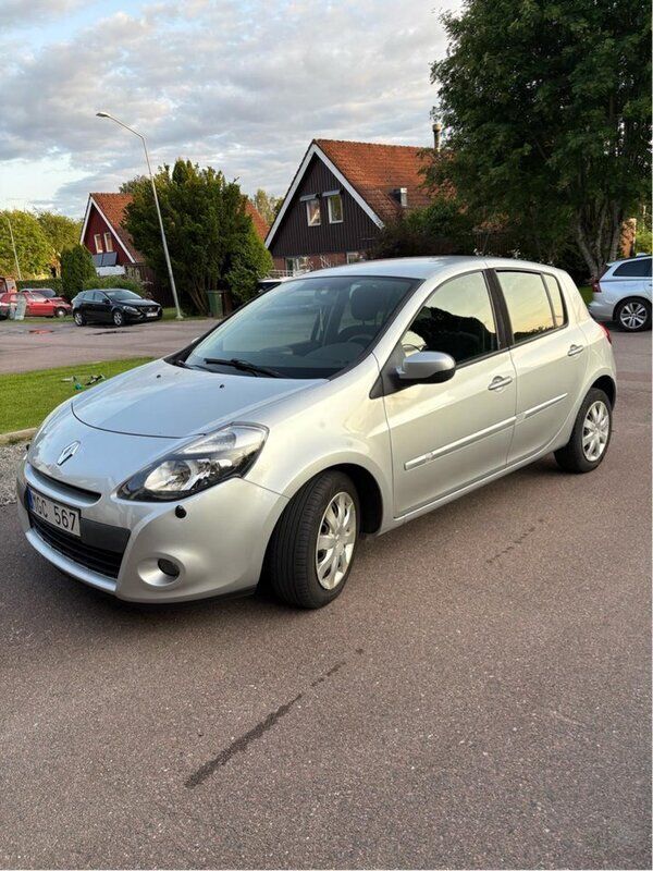 Silver Begagnad 2012 Renault Clio R.S. Halvkombi | 36 000 kr (Bra pris) - Bild 1/4