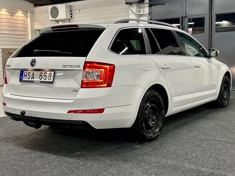 Begagnad Skoda Octavia Ambition 105 HK (77 kW) 2013 Vit Halvkombi