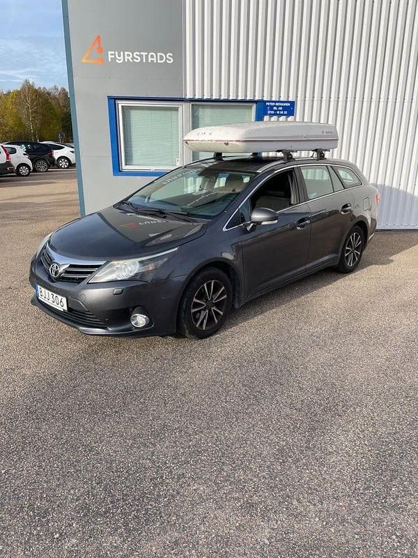 Mörkgrå (gråmetallic) Begagnad 2014 Toyota Avensis Business Edition Kombi | 69 000 kr (Marknadspris) - Bild 1/4