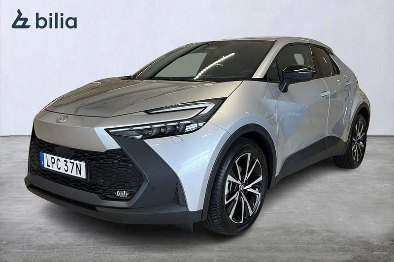 Silver Begagnad 2024 Toyota C-HR Style SUV | 389 900 kr (Lite dyr) - Bild 1/4
